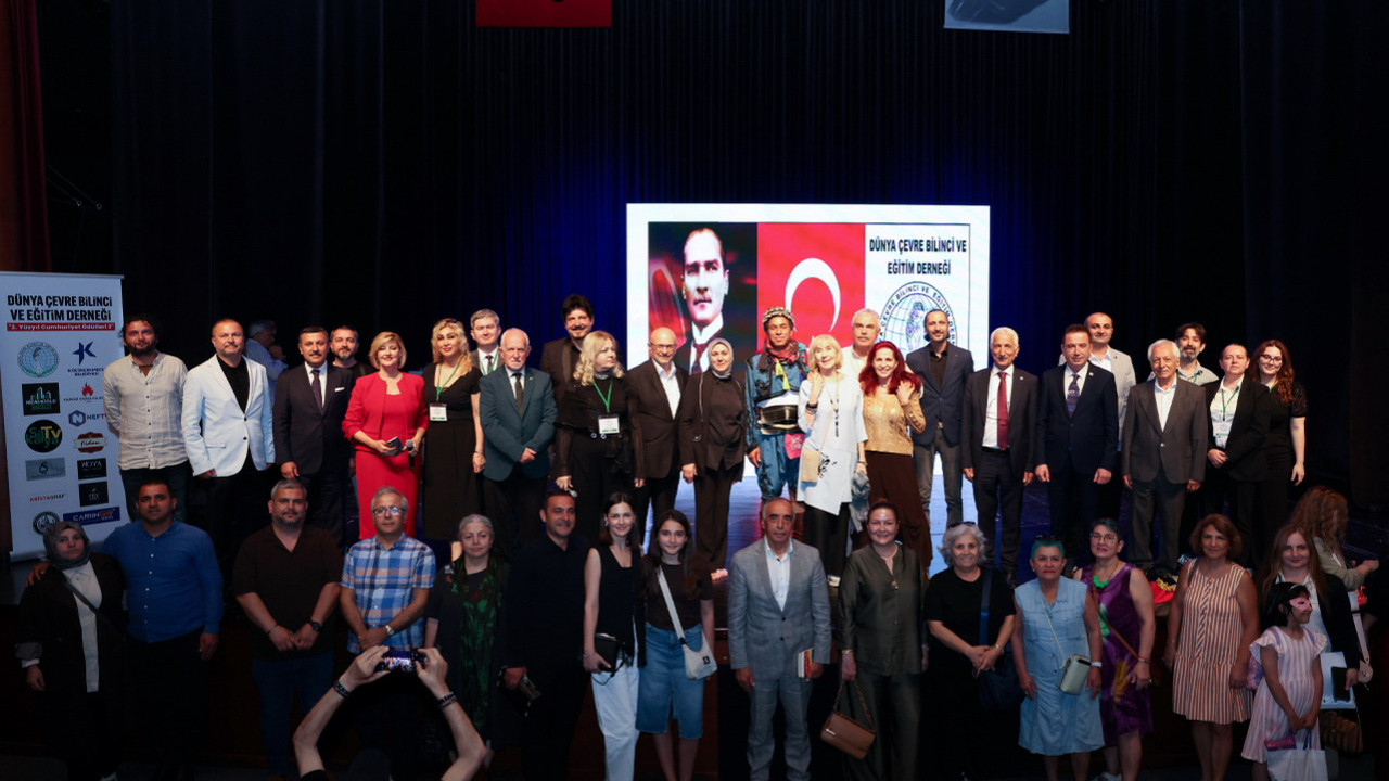 Küçükçekmece'de düzenlenen 2. Yüzyıl Cumhuriyet Ödülleri töreninden bir görünüm.