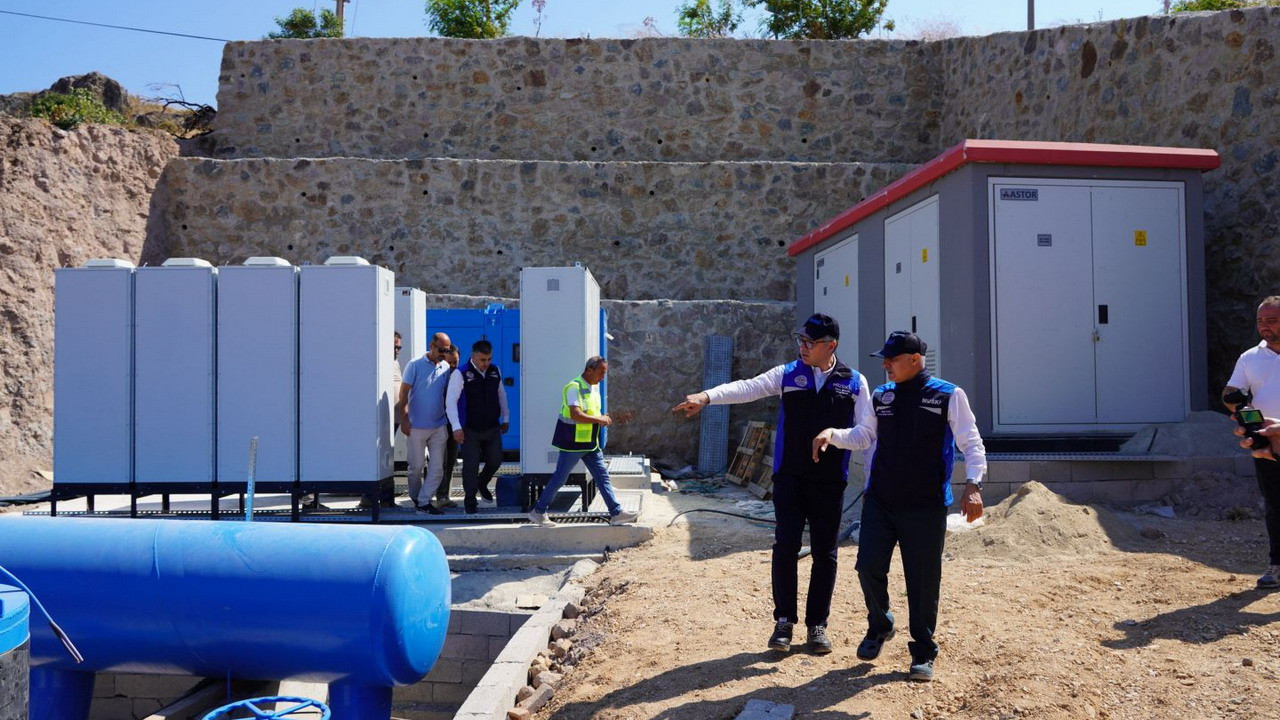 MUSKİ Genel Müdürü Yılmaz Şengül, Bodrum'daki yeni isale hattı çalışmalarını inceliyor.