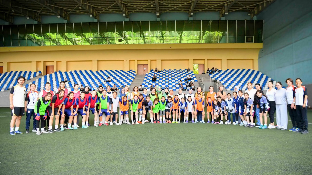 Ankara'da düzenlenen Anne-Kız Futbol Turnuvası'nda anneler ve kızları sahada mücadele ediyor.