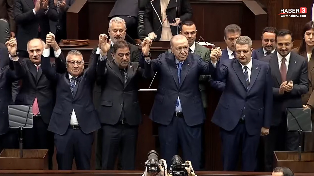 Ersin Beyaz'ın AK Parti rozetini Cumhurbaşkanı Erdoğan'ın taktığı an