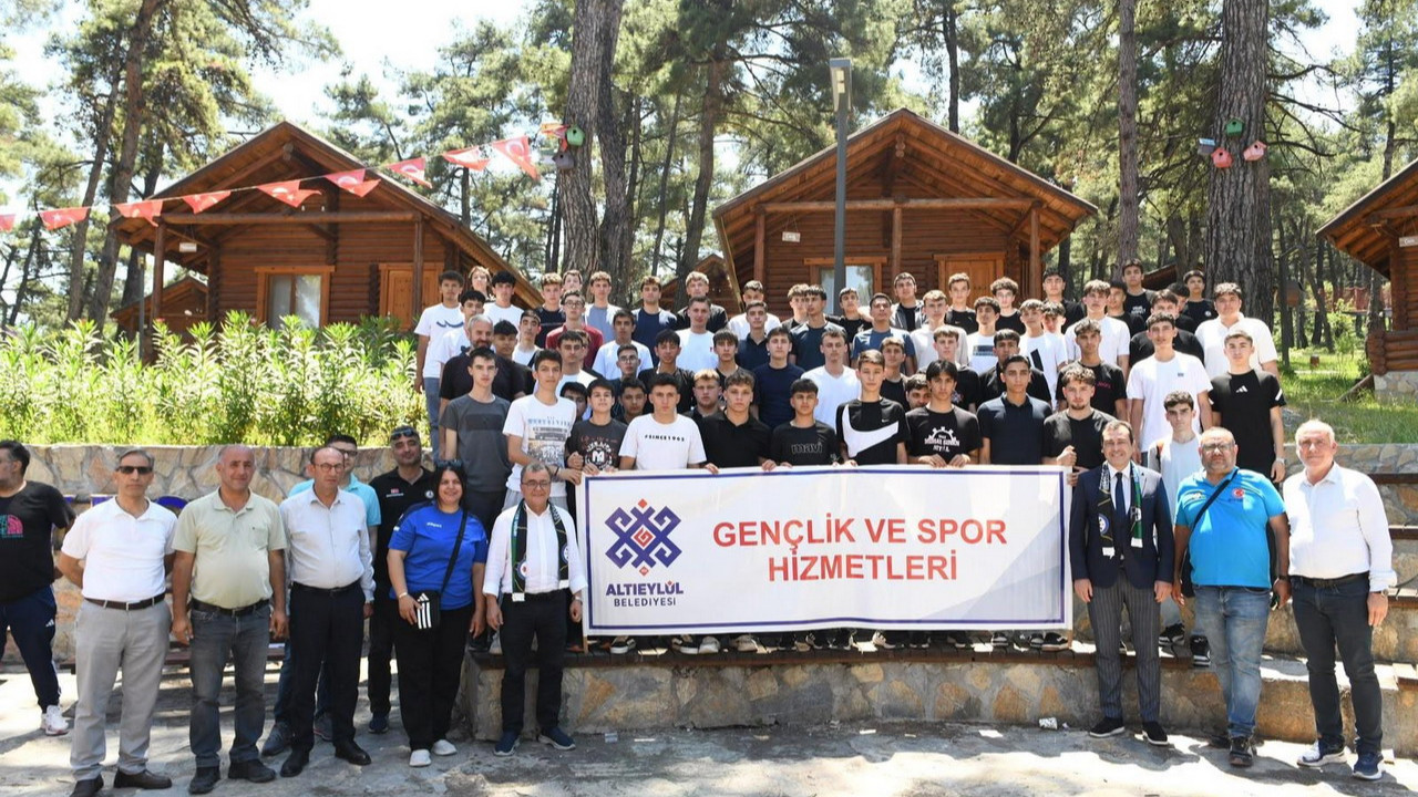 Altıeylül Belediye Başkanı Hakan Şehirli'nin öğrencilerle birlikte çekilmiş fotoğrafı