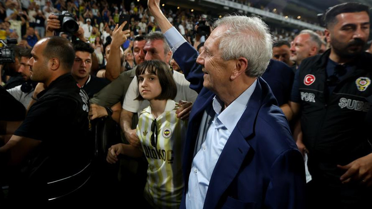 Fenerbahçe Başkanı Aziz Yıldırım'ın kızı Yaz'ın adını taşıyan 'Queen Yaz' isimli mega yatın denize indirilme anı.