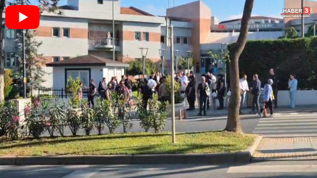Silivri Belediyesi önünde polis ekipleri.