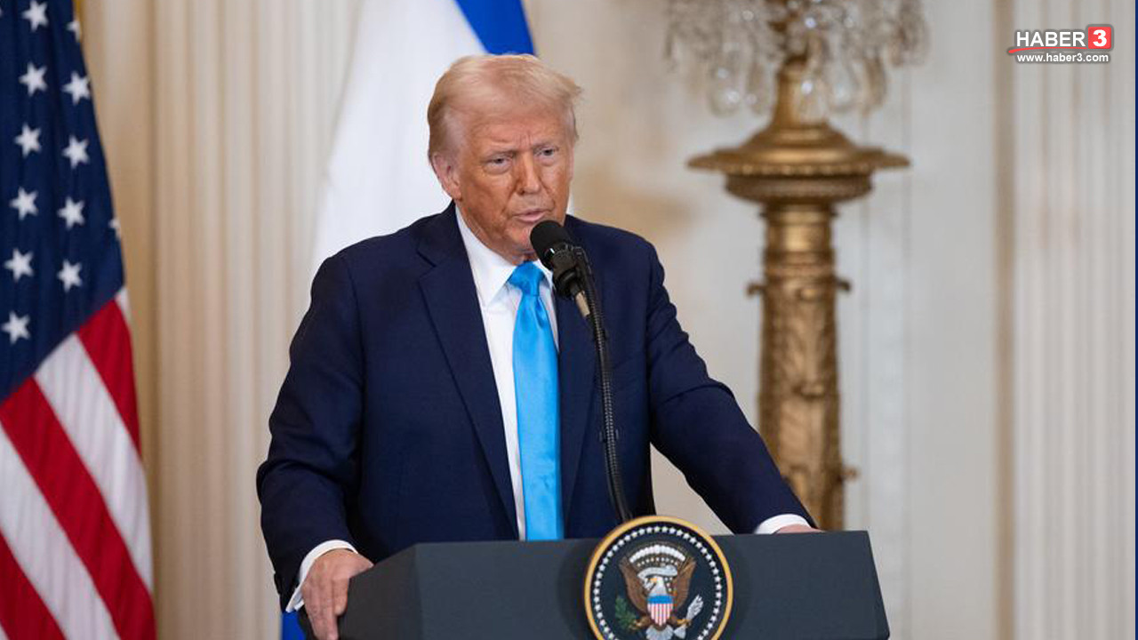 ABD Başkanı Donald Trump'ın bir basın toplantısı sırasında konuşma yaparken çekilmiş fotoğrafı.