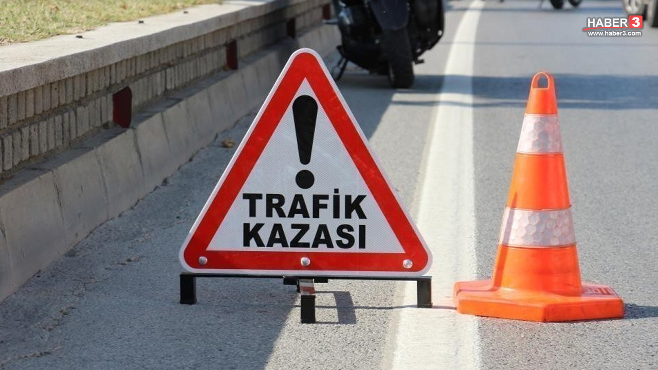 Trafik kazası sonrası hasar görmüş bir aracın yanında duran sigorta acentesi.