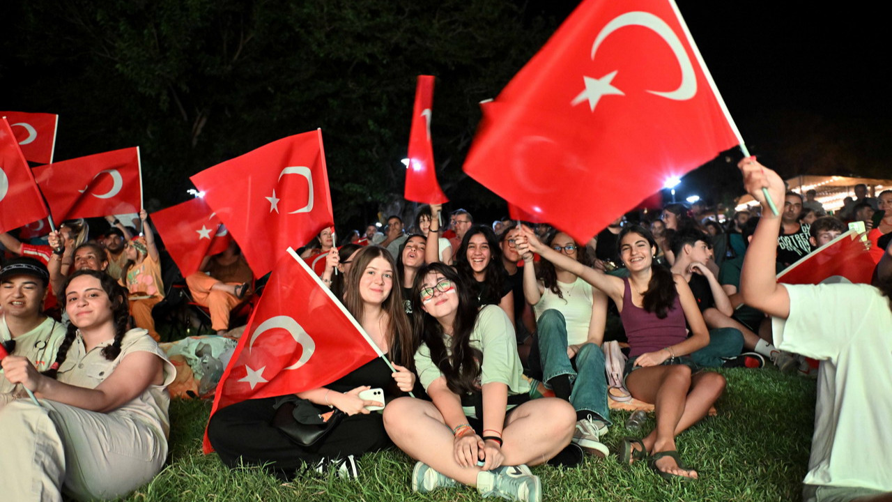 Muratpaşa Belediyesi'nin Milli Takım maçı için Deniz Yüzü Kafe'de kurduğu dev ekran.