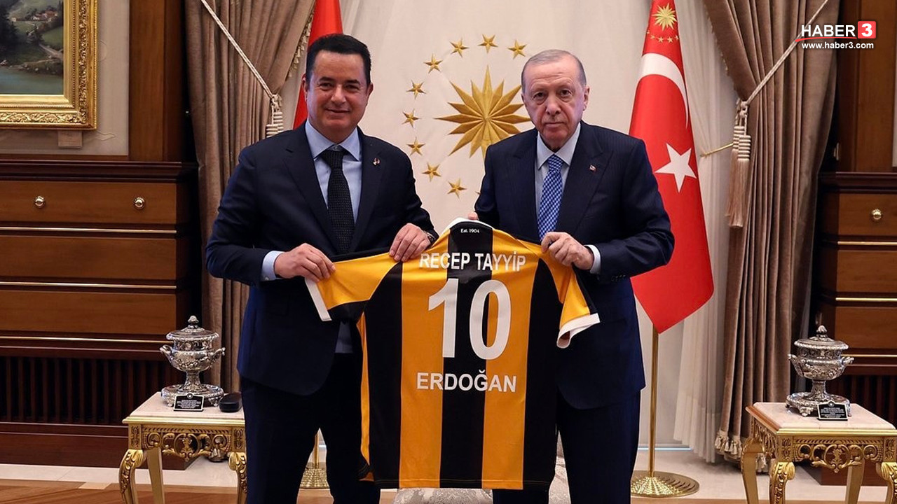 Acun Ilıcalı, Cumhurbaşkanı Erdoğan'a üzerinde ismi yazılı Hull City forması veriyor.