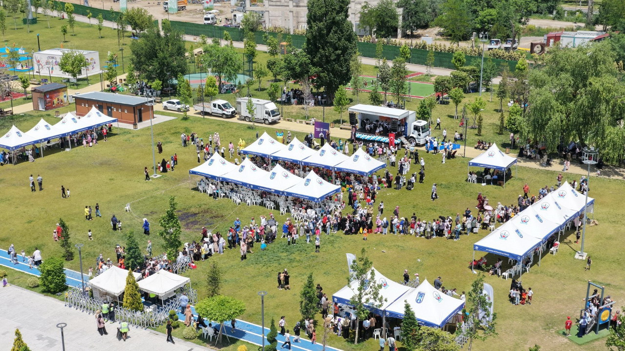 Ankara'da düzenlenen çocuk şenliğinde çocuklar oyun oynarken ve eğlenirken