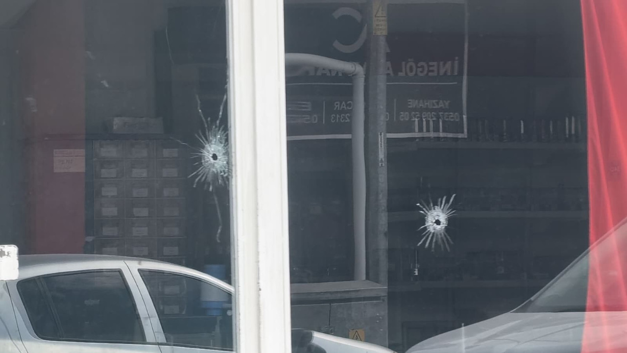 Bursa'nın İnegöl ilçesinde bir iş yerine motosikletle gelen saldırganların kurşun yağdırdığı anı gösteren bir sahne.