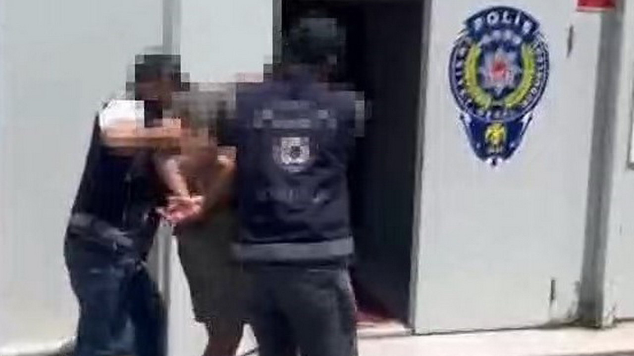 İstanbul Havalimanı'nda polis ekiplerinin şüpheliyi gözaltına alma anı.