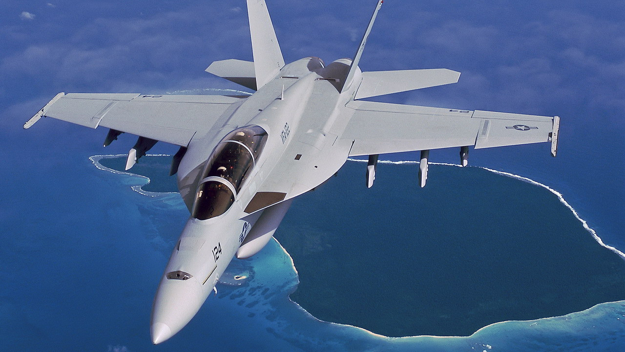 ABD'de eğitim uçuşu sırasında düşen F/A-18 Super Hornet savaş uçağının enkazı ve yangın