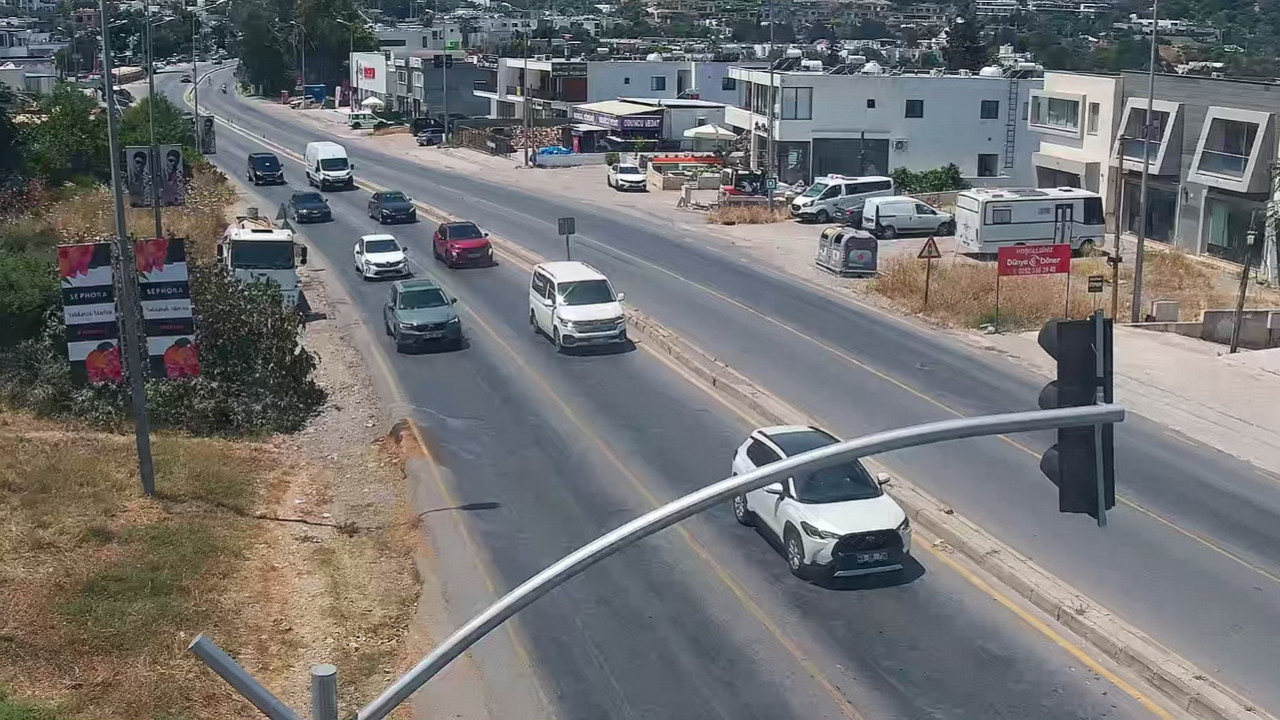 Muğla'da bir kavşakta trafik akışını gösteren akıllı trafik ışıkları sistemi