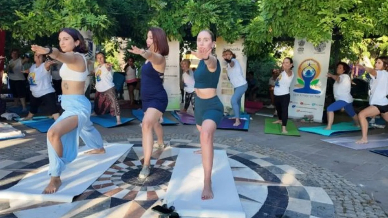 Bodrum'da Uluslararası Yoga Günü kutlamaları kapsamında parkta yoga yapan insanlar