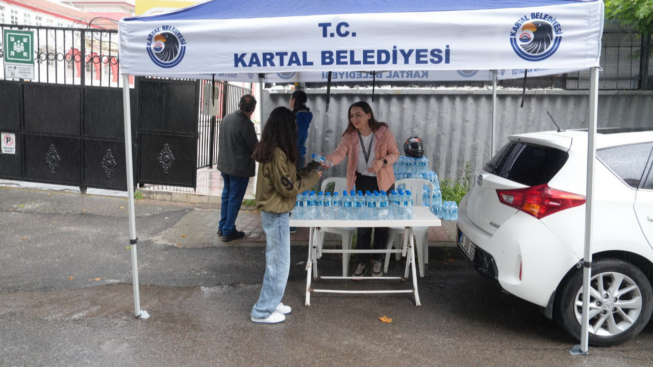 Kartal Belediyesi LGS öğrencilerine sınav merkezinde destek veriyor