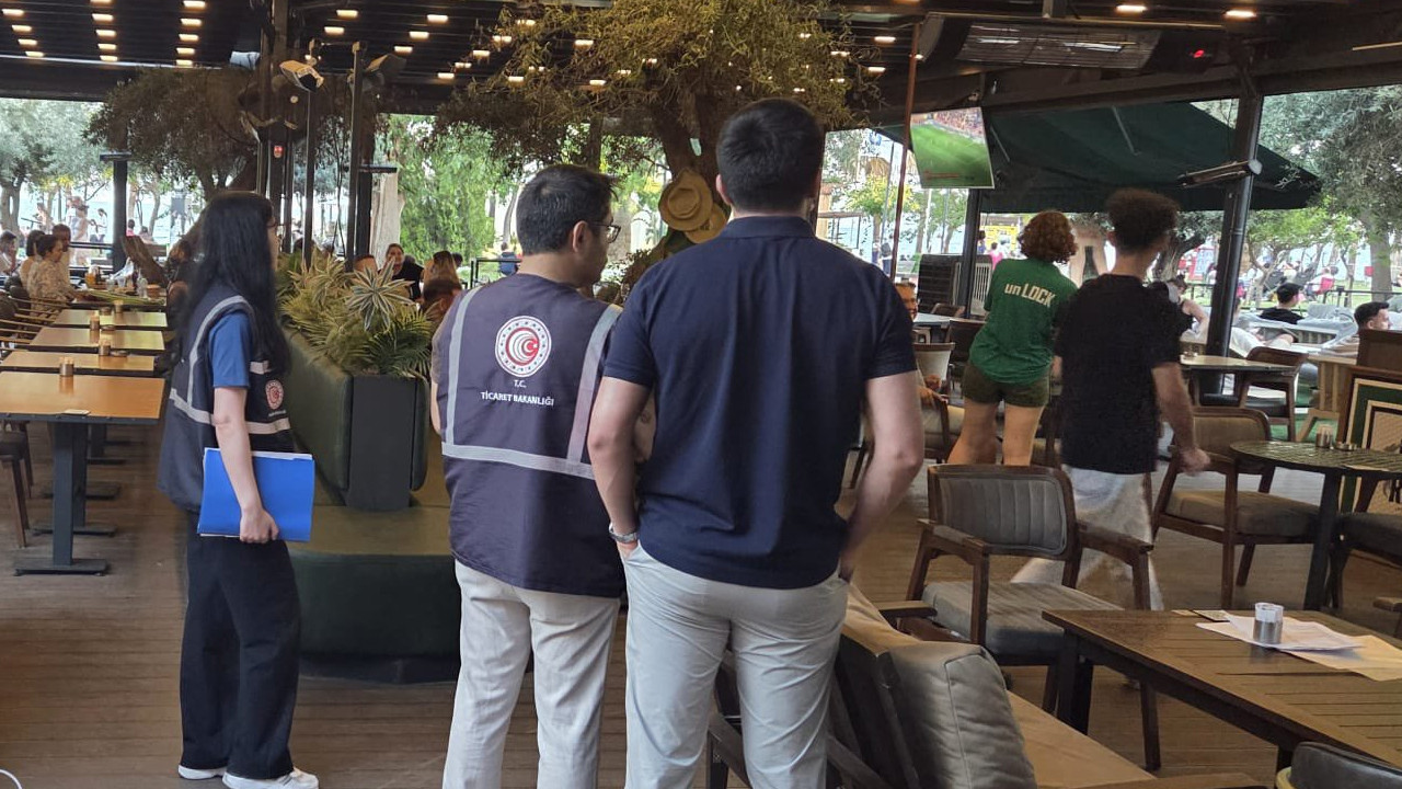 Antalya'da milli maç izletme bahanesiyle fahiş ücret talep eden işletmeye Ticaret Bakanlığı'ndan ceza kesildiğini gösteren temsili görsel.