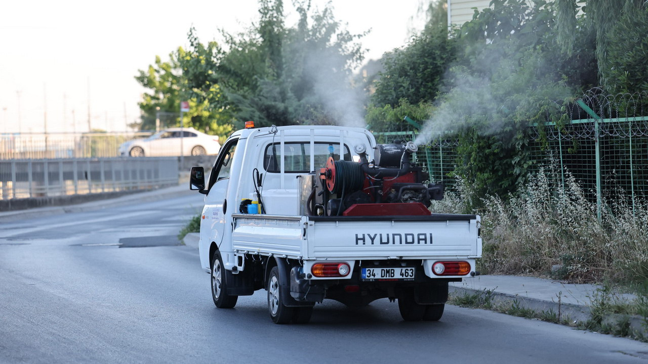 Küçükçekmece Belediyesi ekiplerinin sivrisinek ve haşerelere karşı ilaçlama yaparken çekilmiş bir fotoğrafı.
