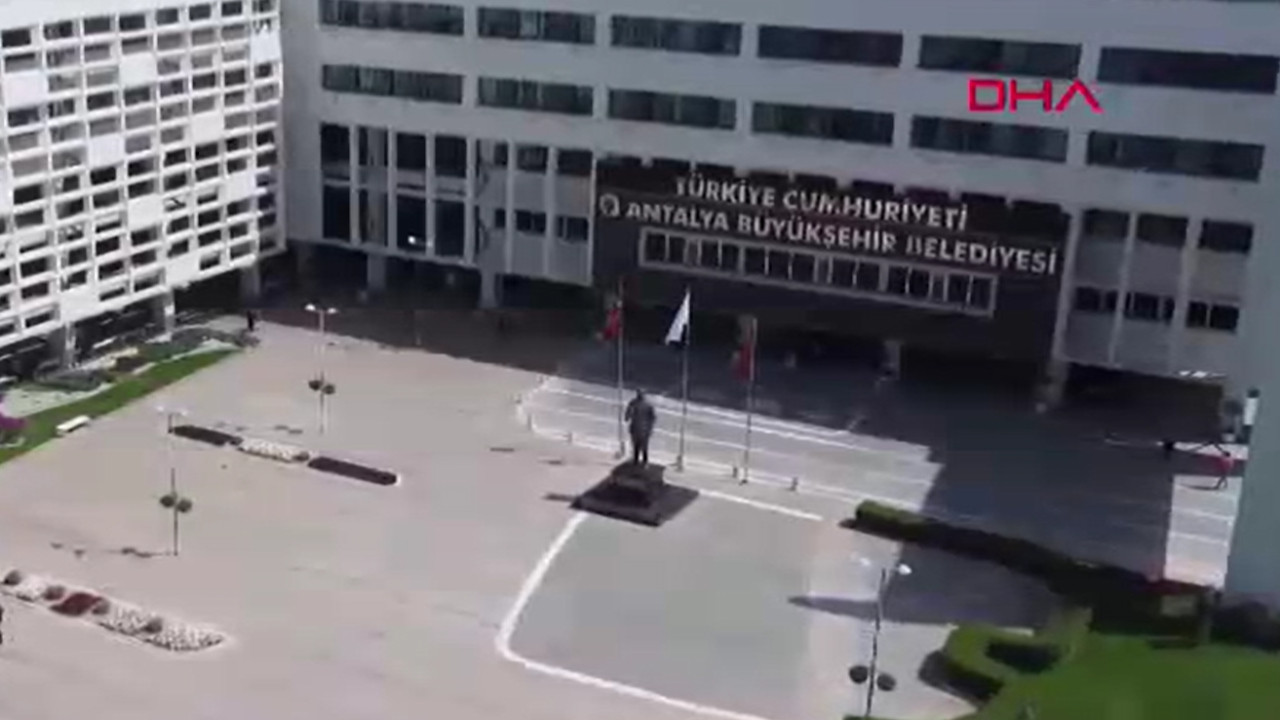 Antalya Büyükşehir Belediyesi binası önünde polis ekipleri