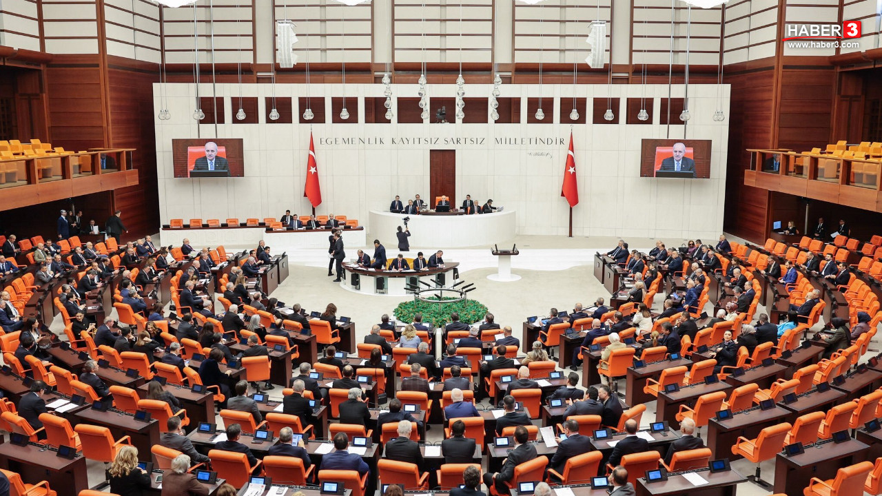 TBMM binası önünde çekilmiş bir fotoğraf.