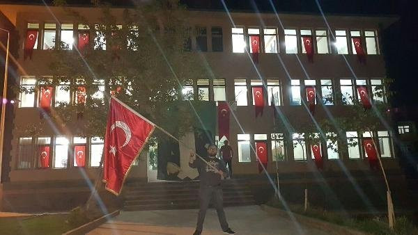 Kayyum atandığı belediyeyi T&uuml;rk bayrakları ile donattı