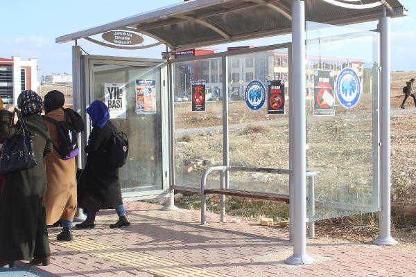 Üniversitede yılbaşı ve piyango karşıtı afişler asıldı