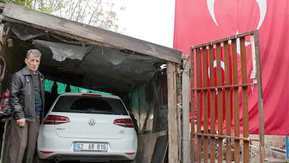 Şehit oğlunun otomobiline gözü gibi bakıyor