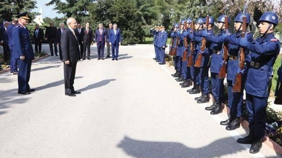 Kılıçdaroğlu niçin askeri törenle karşılandı ?