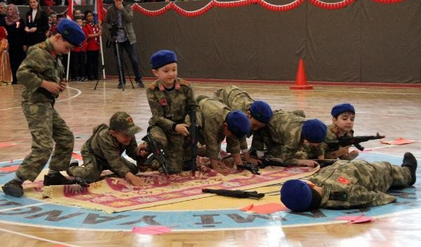 23 Nisan gösterisinde oyuncak silah sitemi