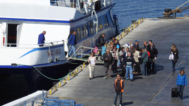 Dikili-Midilli arasında feribot seferleri başladı