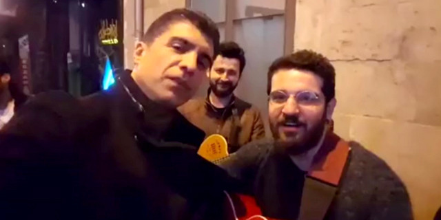 Özcan Deniz sokak müzisyenleriyle düet yaptı