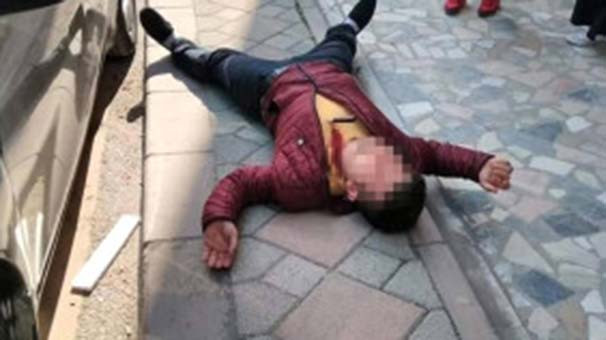 Cadde ortasında kendini bıçakladı