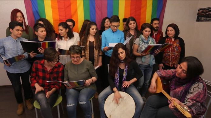Türkiye’nin ilk LGBTİ korosundan 11 dilde şarkı