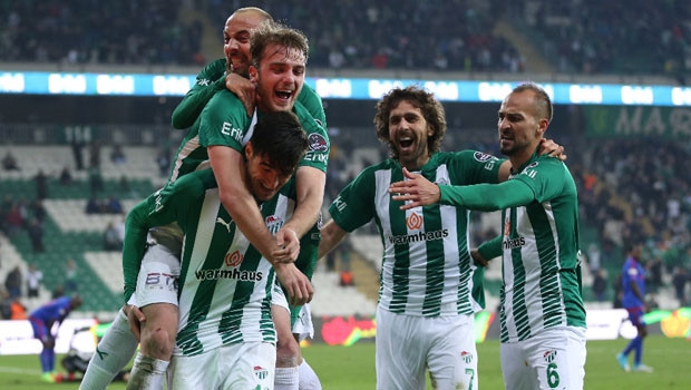 Bursaspor Karabükspor'u Timsah Arena'da dağıttı !