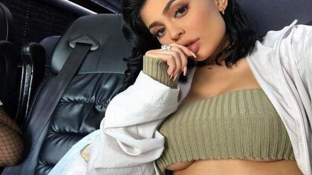 Kylie Jenner'in göğüs dekoltesi olay oldu