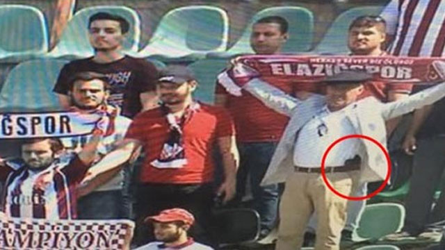 TFF 1. Lig maçında silahlı taraftar !