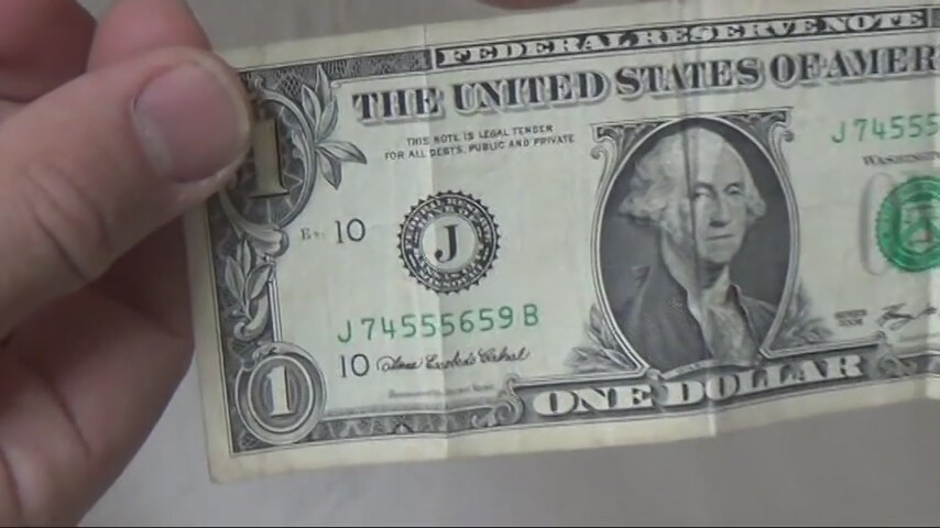 Gizli kasadan 1 dolar banknotları çıktı !