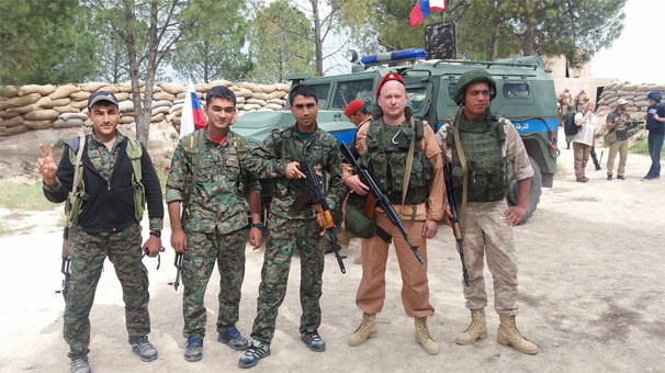 Rus askerler YPG'lilerle kol kola !
