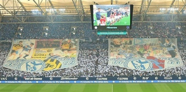 Schalke'den Trabzonspor logolu pankart