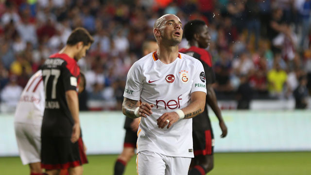 Wesley Sneijder'den hakeme Türkçe tepki !