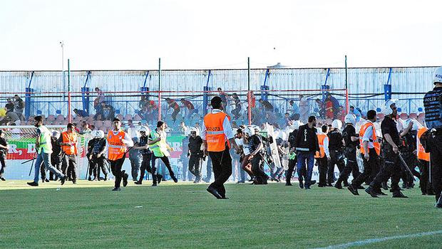 Erzurumspor'un golü sonrası Amedspor taraftarları sahayı bastı
