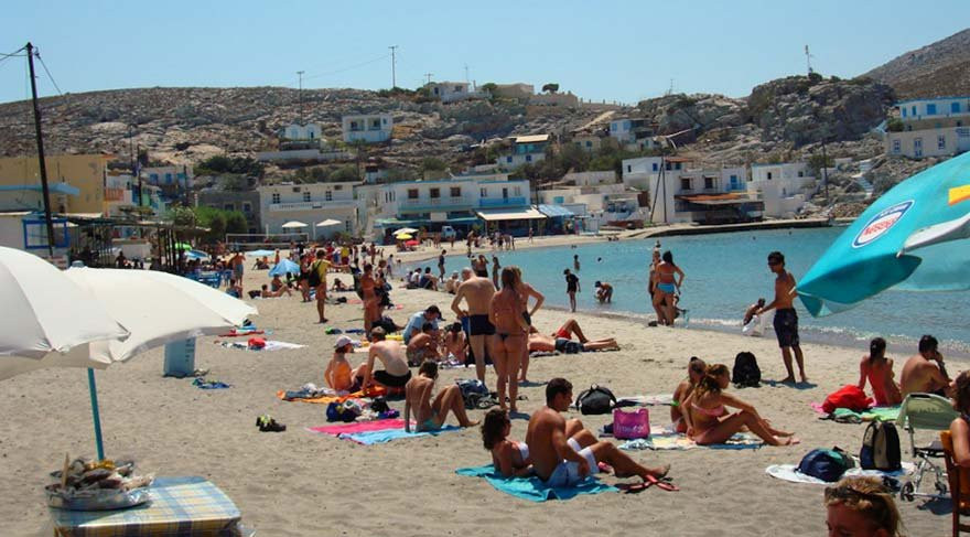 Yunan, işgal ettiği adamızda turizm sezonunu açtı