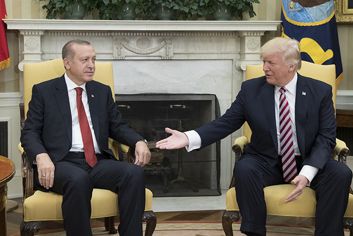 Beyaz Saray'da Türk gazetecilere su eziyeti 