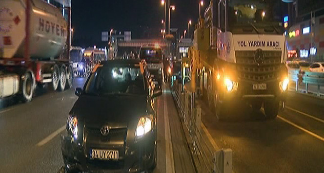 Arabasıyla metrobüs yoluna girdi, İstanbul'u kilitledi