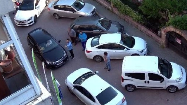 Ters yönde iki kadın sürücünün inadı trafiği kilitledi