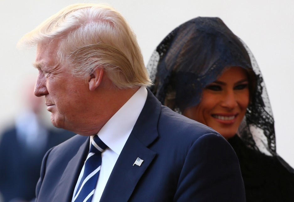 Melania Trump Suudi Arabistan'da örtmediği saçlarını Vatikan'da örttü