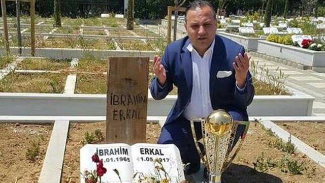 Erzurumspor Başkanı kupayı İbrahim Erkal'a götürdü