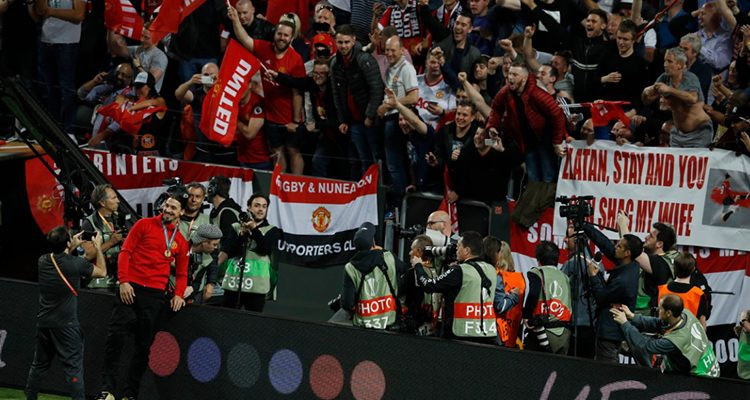 Ibrahimovic skandal pankart önünde poz verdi