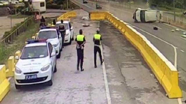 Polis noktasındaki kaza kamerada