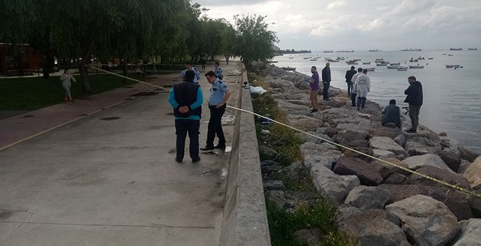 Kartal'da erkek cesedi kıyıya vurdu 