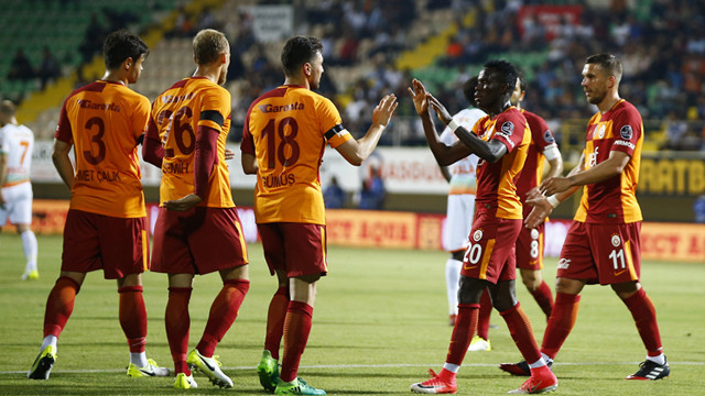 Galatasaray yeni formalarıyla sahaya çıktı