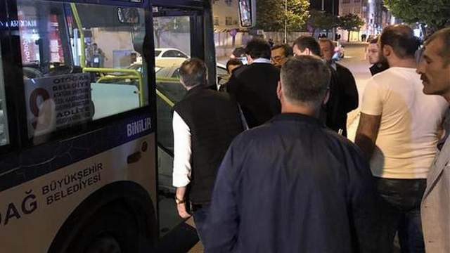 Halk otobüsünde dehşet; kadın yolcu şoförü bıçakladı